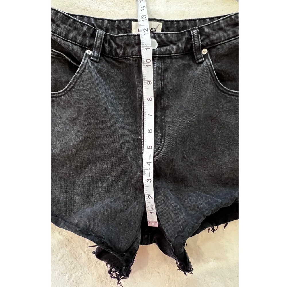 Rollas NWT Mirage High Rise Loose Fit Denim Shorts Washed Black Raw Hem 28 - Picture 9 of 10